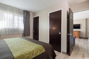 Desk, blackout curtains, iron/ironing board, free WiFi - Rodeway Inn & Suites Portland West - Beaverton (Portland)