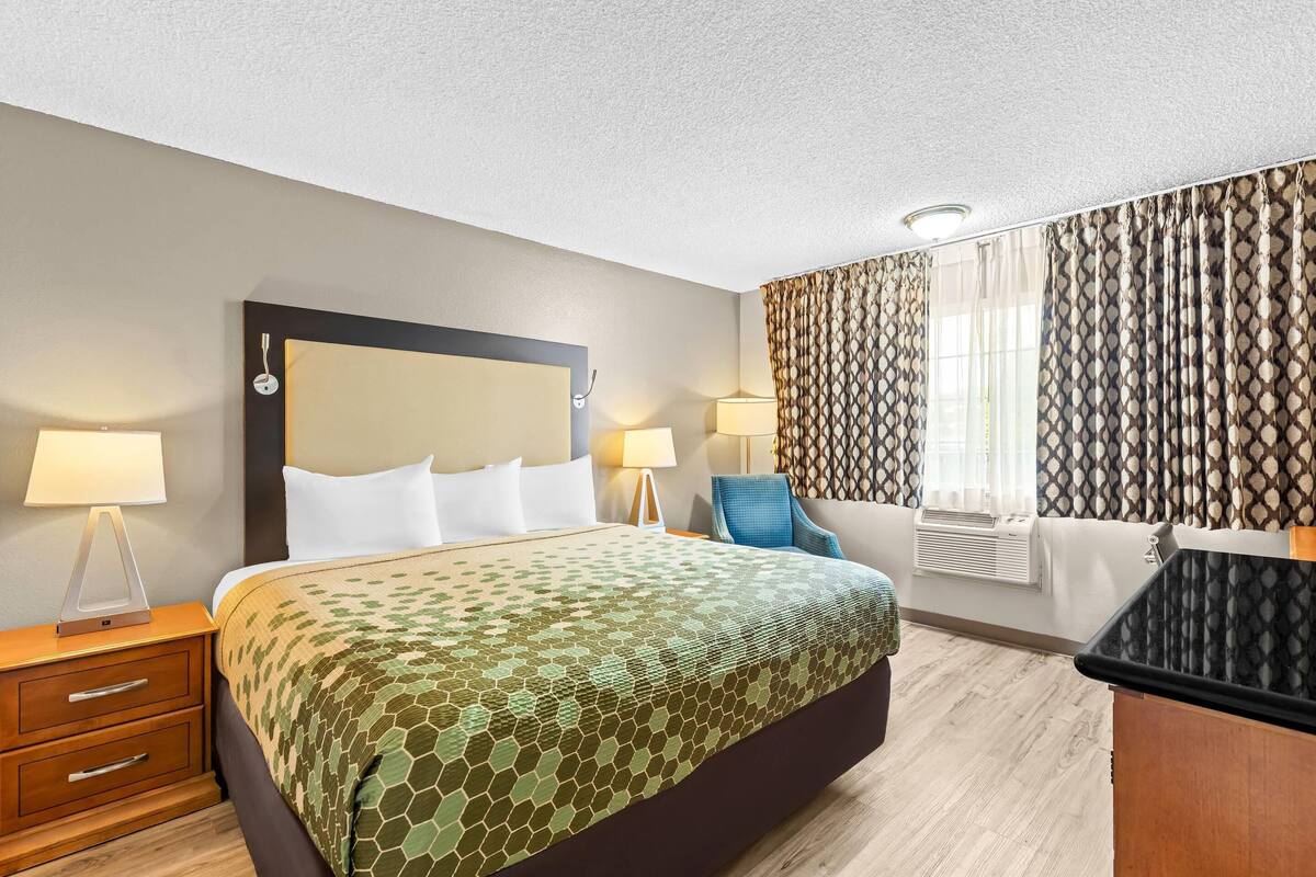 Room, 1 King Bed, Accessible, Non Smoking | Desk, blackout drapes, iron/ironing board, WiFi (free)