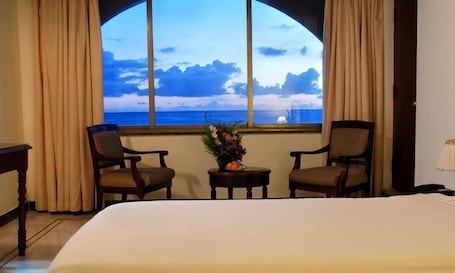 Escritorio, sistema de insonorización y tabla de planchar con plancha