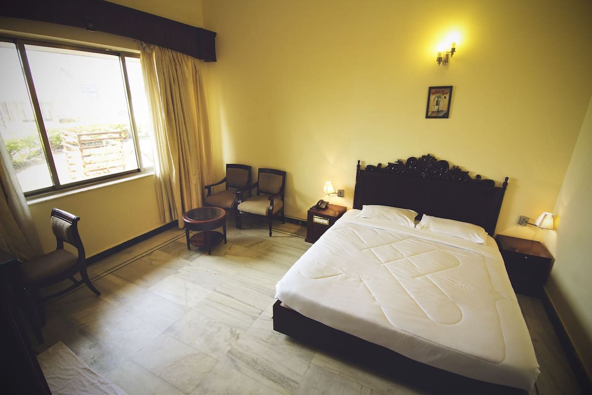 Standard Room | Desk, soundproofing, iron/ironing board, rollaway beds