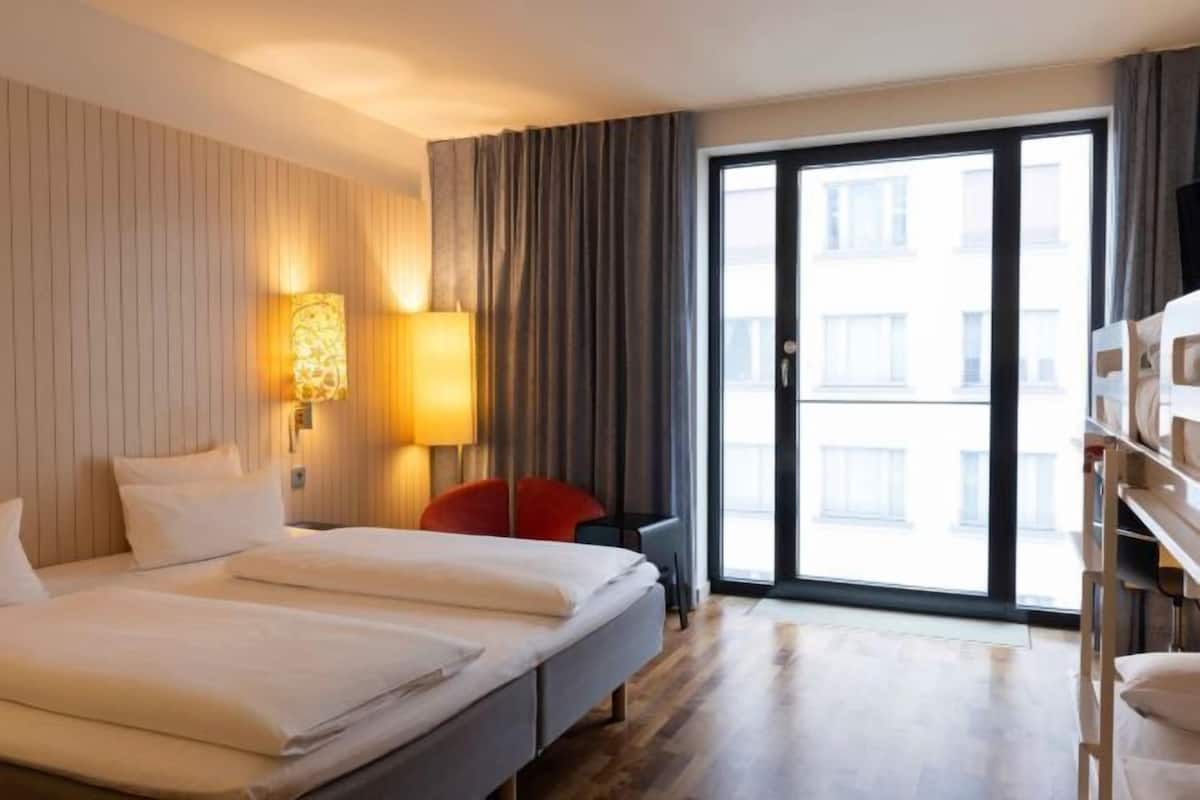 Hypo-allergenic bedding, in-room safe, desk, laptop workspace