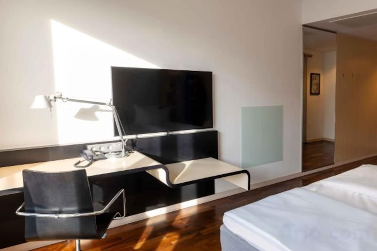 Hypo-allergenic bedding, in-room safe, desk, laptop workspace