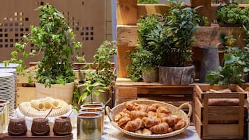 Petit déjeuner buffet (27 EUR par personne)