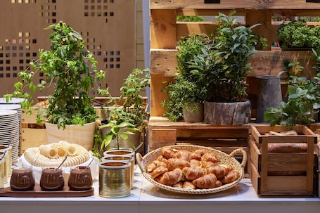 Se ofrece un desayuno bufé todos los días (27 EUR por persona)