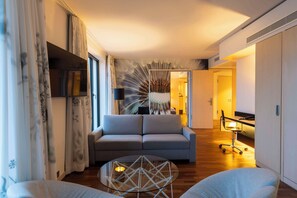 Executive Suite | Hypo-allergenic bedding, in-room safe, desk, laptop workspace