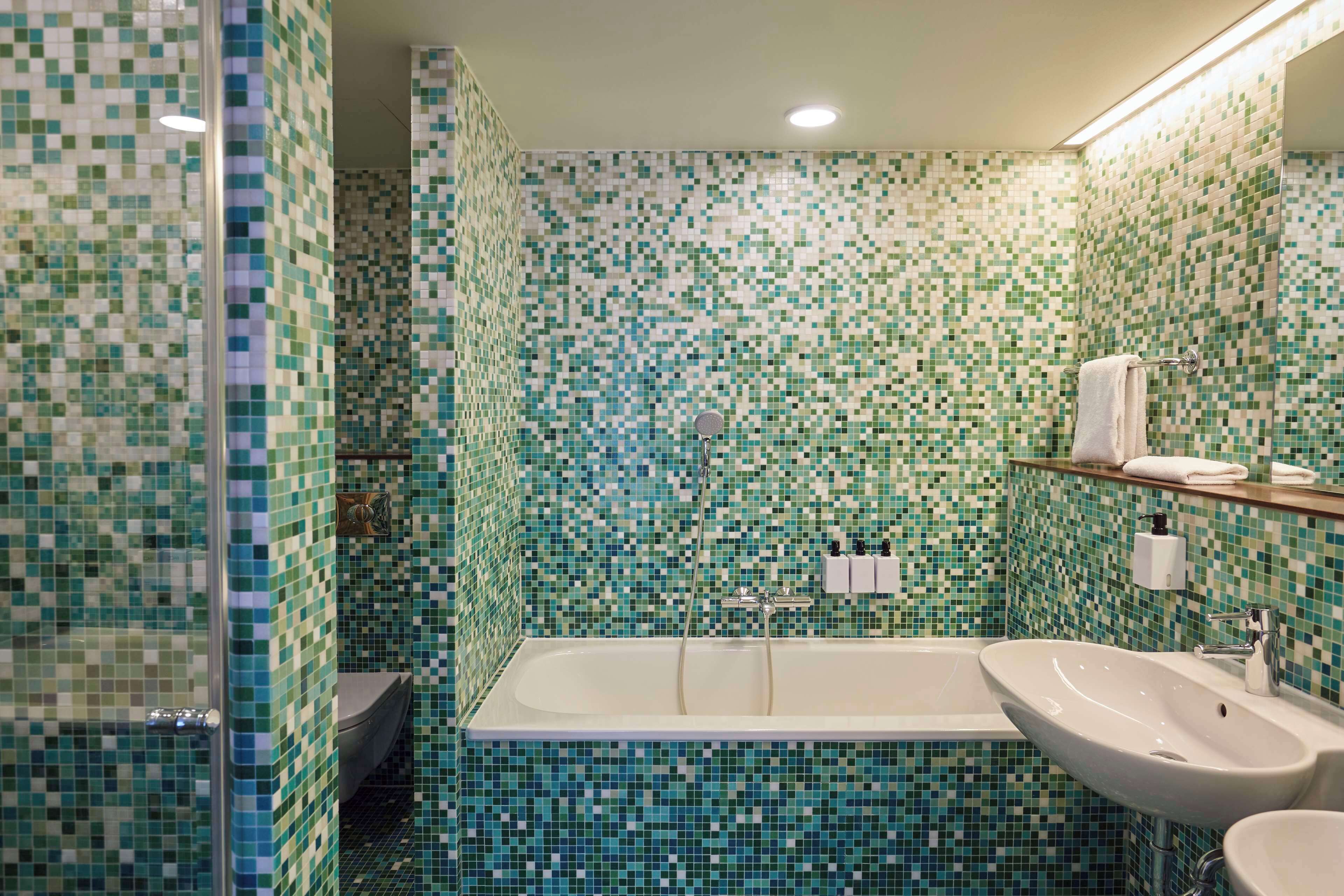 executive suite | bathroom | shower, eco-friendly toiletries, hair dryer, towels
