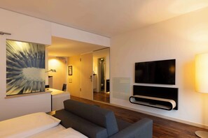 Ropa de cama hipoalergénica y caja de seguridad en la habitación 