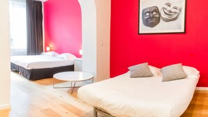 Egyptian cotton sheets, premium bedding, Select Comfort beds, desk - Theater Hotel Brussels (Brussels)