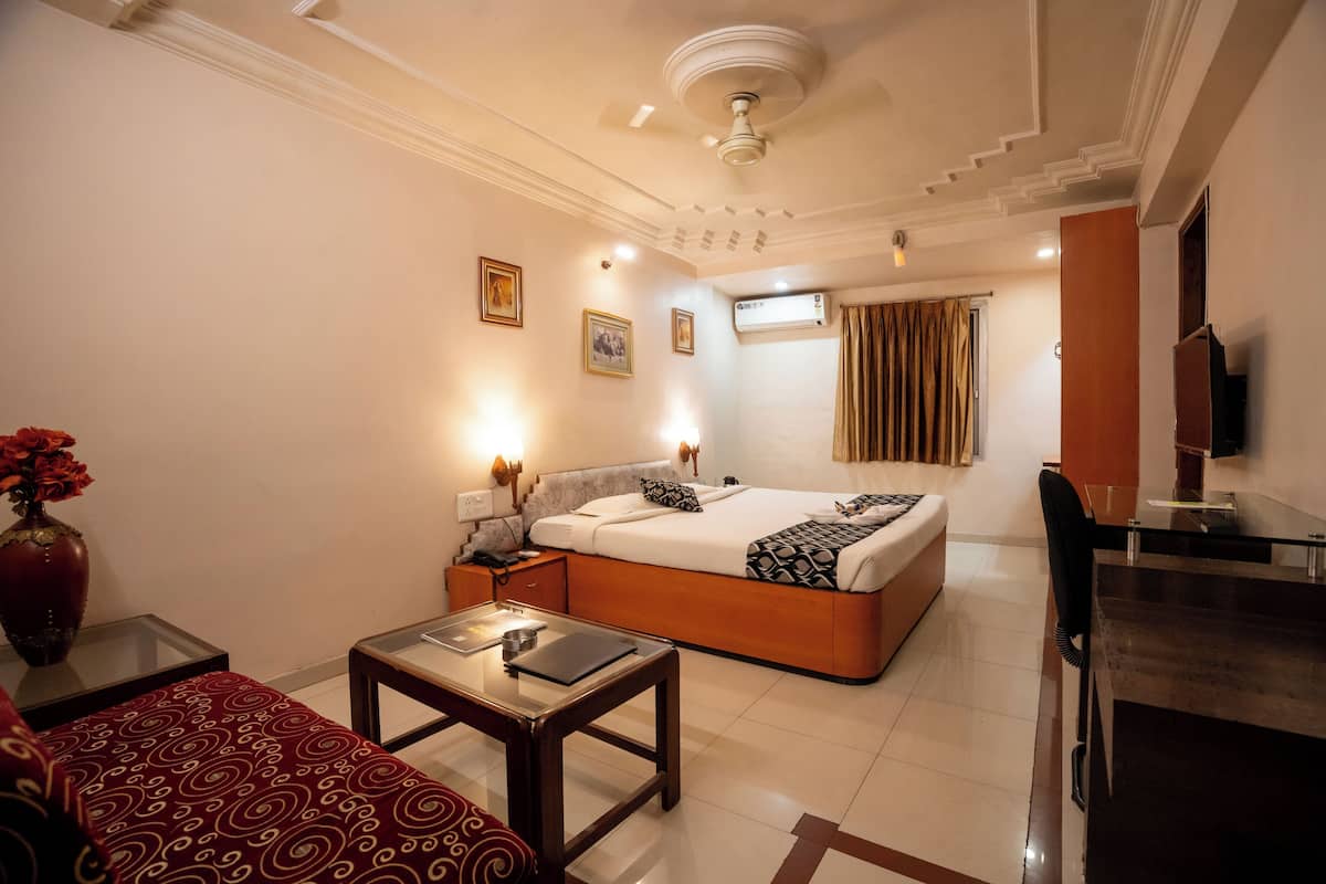 Super Deluxe Room | 1 bedroom, desk, WiFi (free)