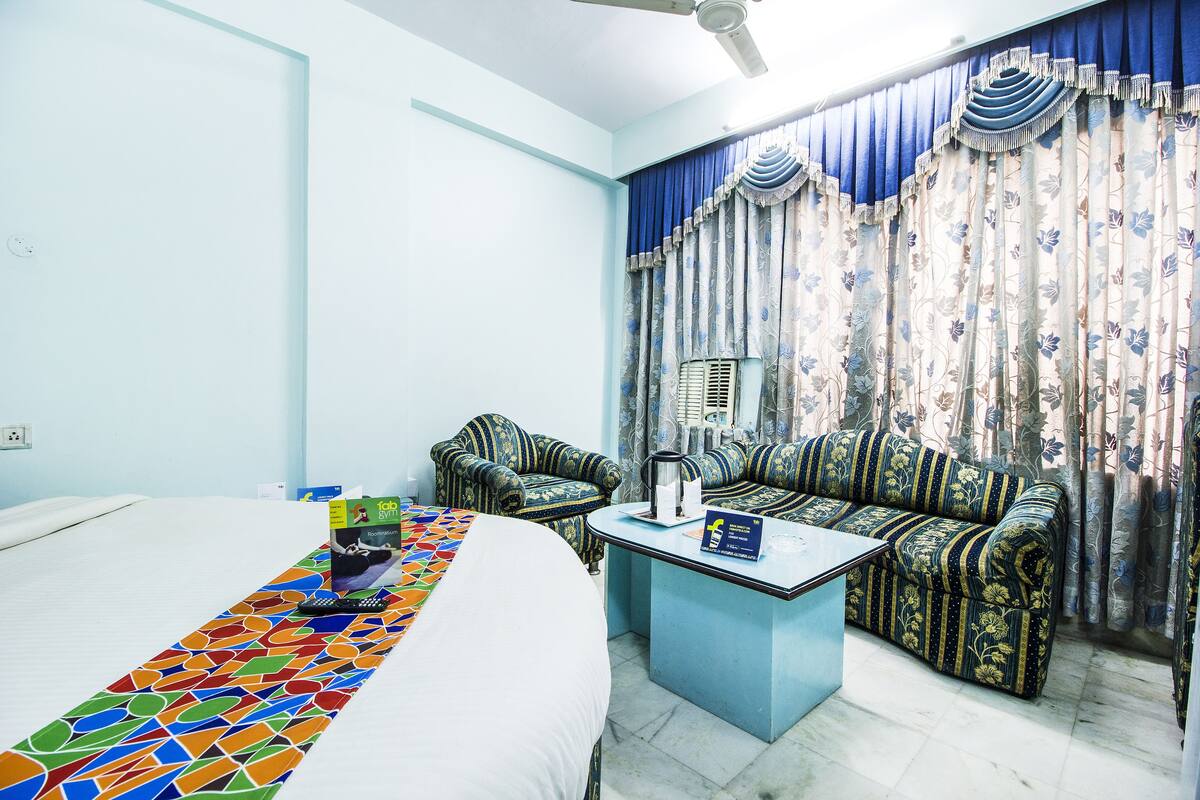 Executive Room, 1 Queen Bed, Non Smoking | Desk, rollaway beds, free WiFi