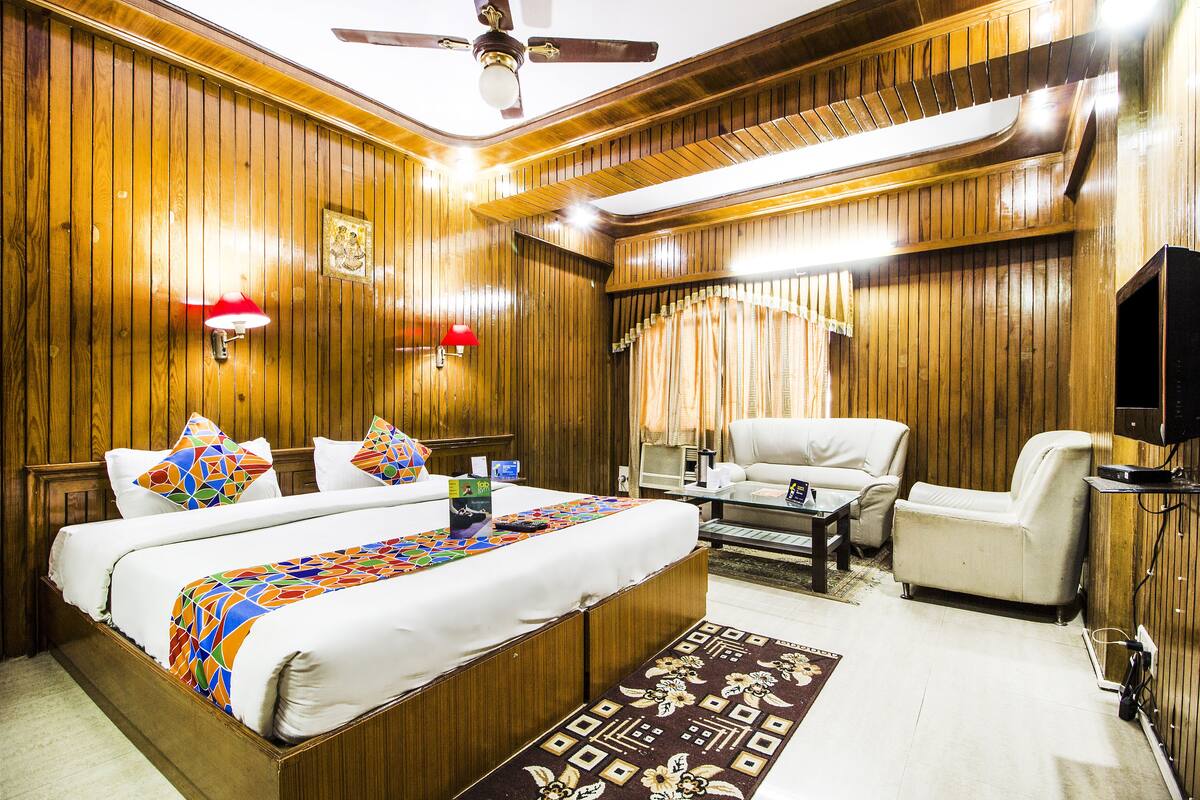 Premium Room, 1 Queen Bed, Non Smoking | Desk, rollaway beds, free WiFi