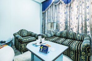 Executive Room, 1 Queen Bed, Non Smoking | Living area | LCD TV