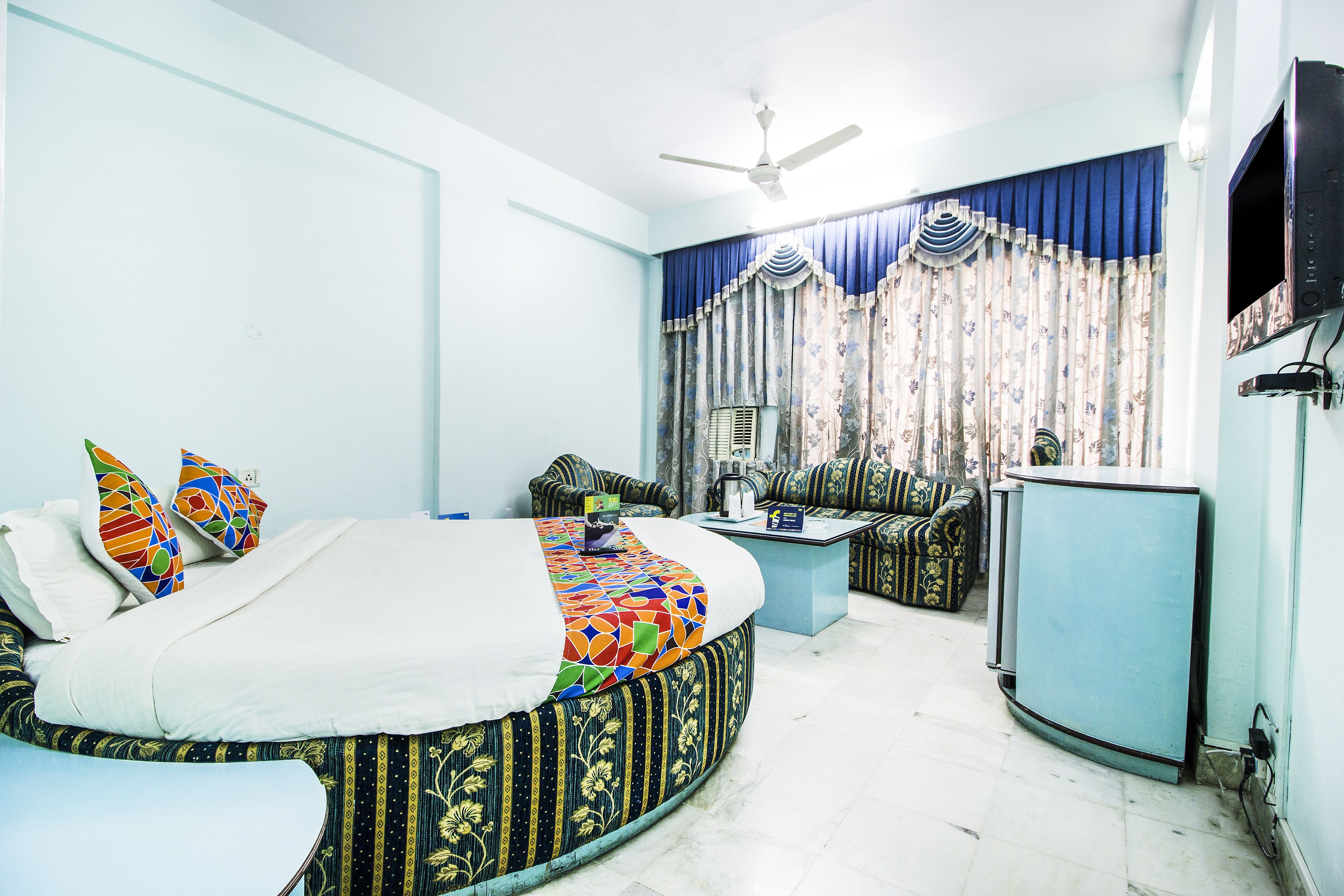 Executive Room, 1 Queen Bed, Non Smoking | Desk, rollaway beds, free WiFi