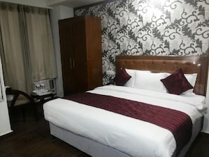 Deluxe Room | Premium bedding, soundproofing, iron/ironing board, rollaway beds