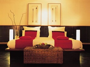 Camas con pillow-top, minibar y caja de seguridad en la habitación 