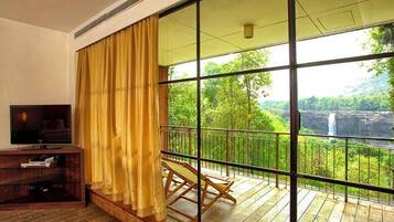 Room (Celestial) | Tilam berlapik, bar mini, peti besi dalam bilik