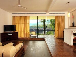 Room (Celestial) | Tilam berlapik, bar mini, peti besi dalam bilik 