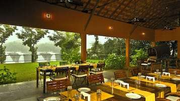 Petit déjeuner et déjeuner servis sur place, restauration en plein air