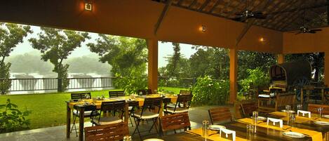 Serviço de café da manhã, culinária local, restaurante ao ar livre