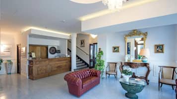 Coin salon dans le hall