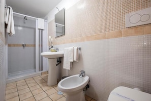 Regadera, amenidades de baño gratuitas, secadora de cabello, bidet