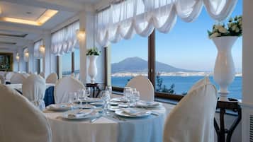 Breakfast, lunch, dinner served; Italian cuisine
