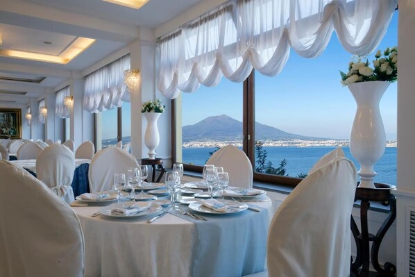 朝食、ランチ、ディナーに営業 (イタリア料理)