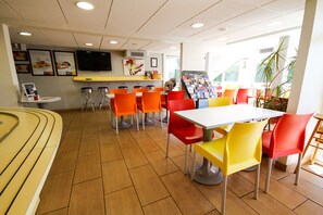 Daily buffet breakfast (EUR 6.20 per person) - Première Classe Tours Sud - Chambray-lès-Tours (Chambray-les-Tours)