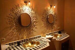 Suite (Ambre) | Salle de bain | Douche, articles de toilette gratuits, sèche-cheveux