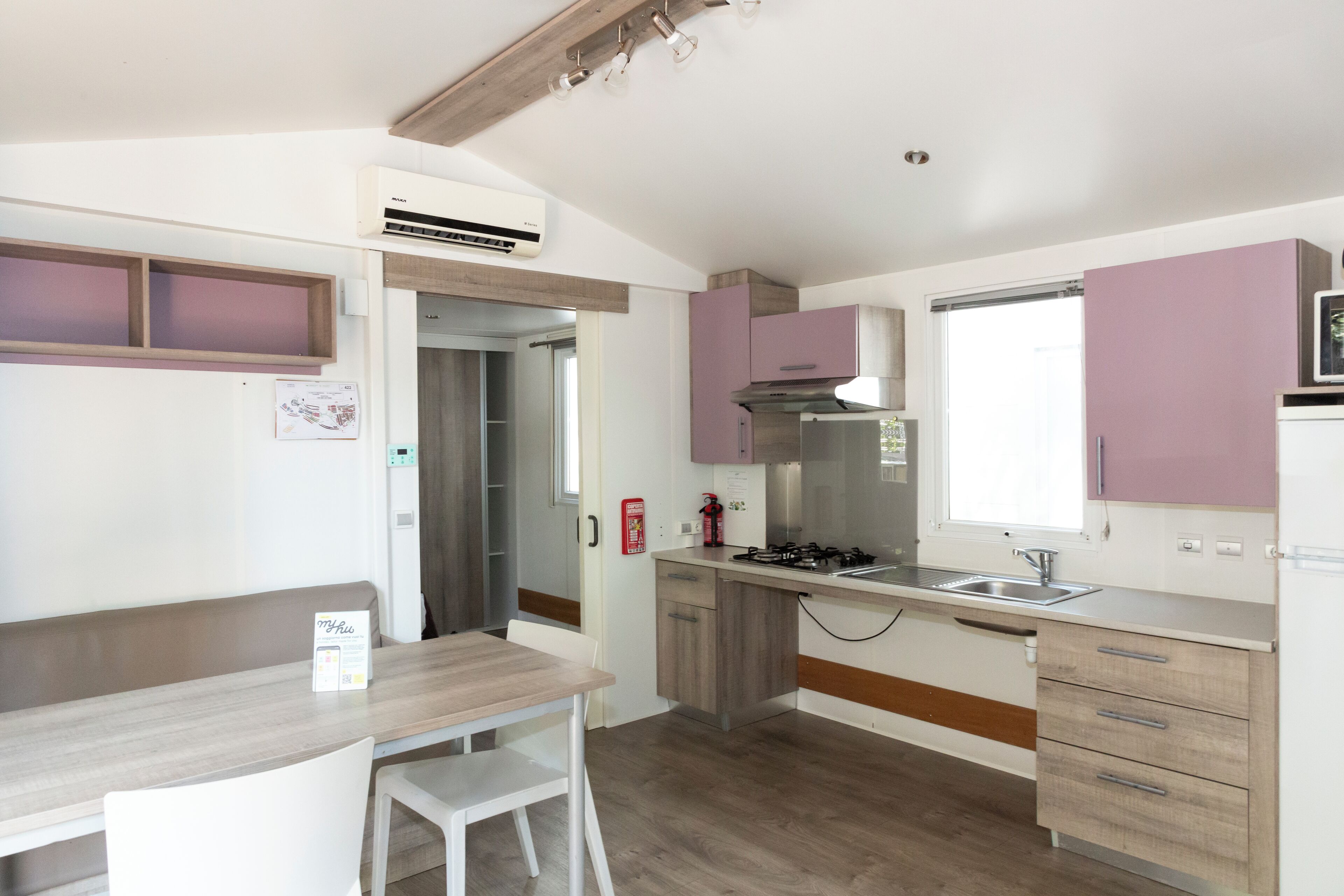 Una cocina moderna con armarios de madera, estufa a gas y un lavamanos.