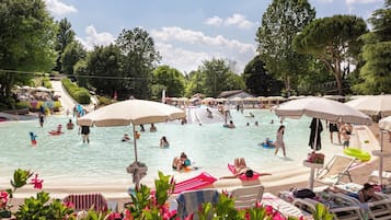 3 outdoor pools, pool umbrellas, pool loungers