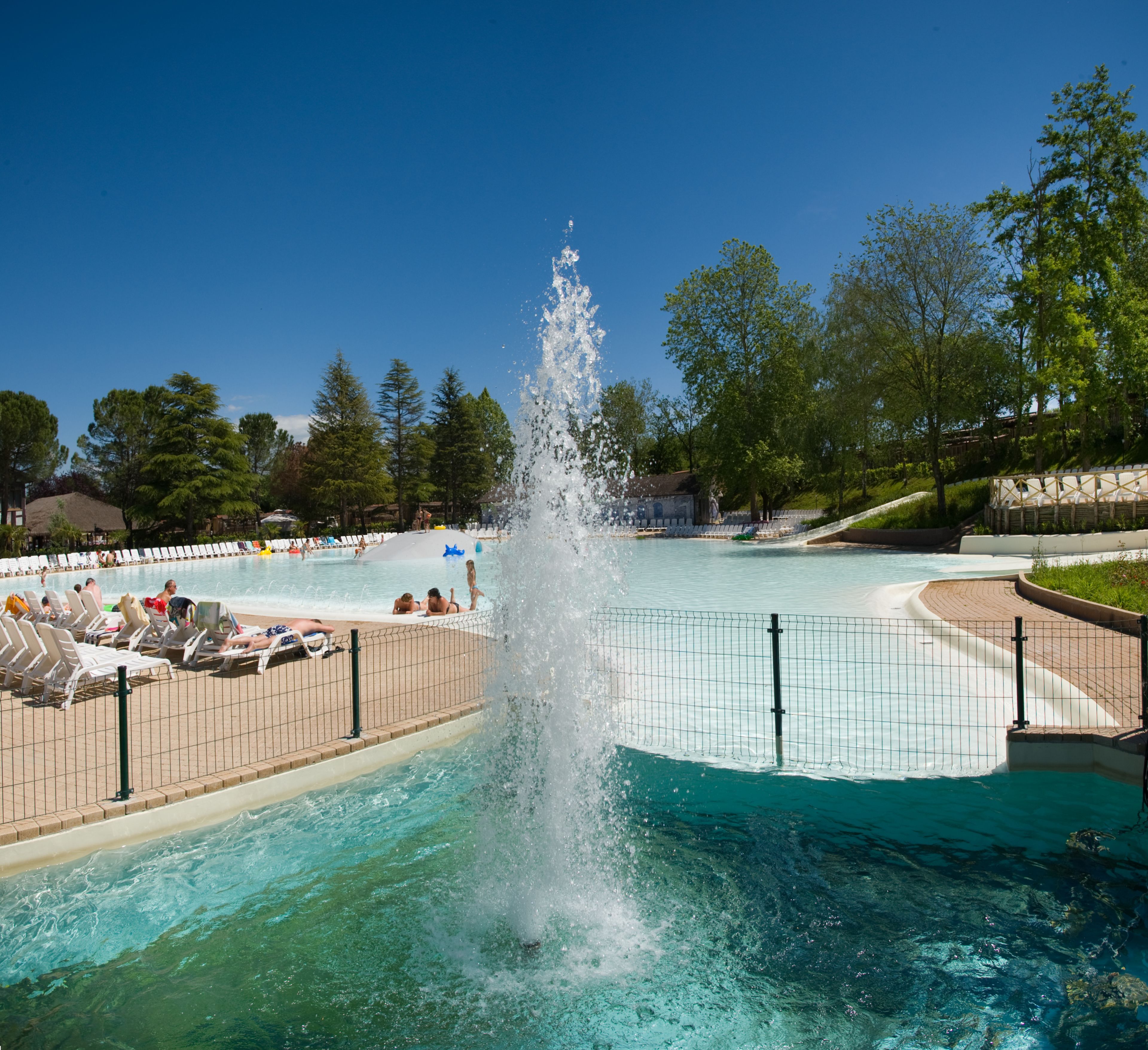 3 Außenpools, Sonnenschirme, Liegestühle