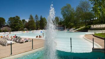 3 ulkouima-allasta, aurinkovarjoja, aurinkotuoleja