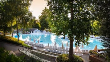 3 piscines a l'aire lliure, para-sols i gandules