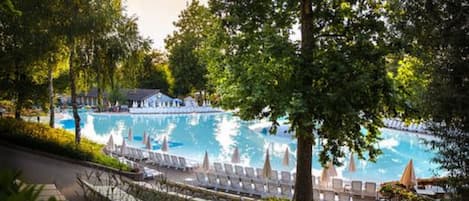 3 utomhuspooler, parasoller och solstolar