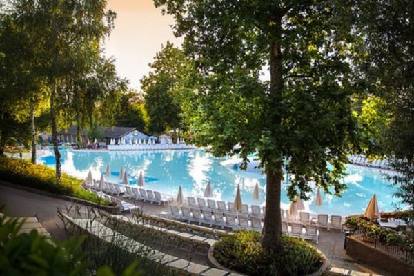 3 outdoor pools, pool umbrellas, sun loungers