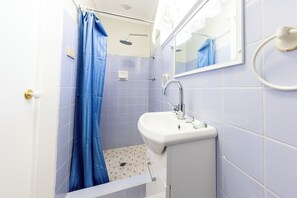 Basic Double Room, 1 Queen Bed (No Pets Permitted) | Bathroom