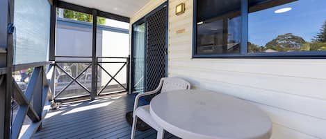 Stuga Standard - 1 queensize-sÀng (No Pets Permitted) | Terrass/Patio