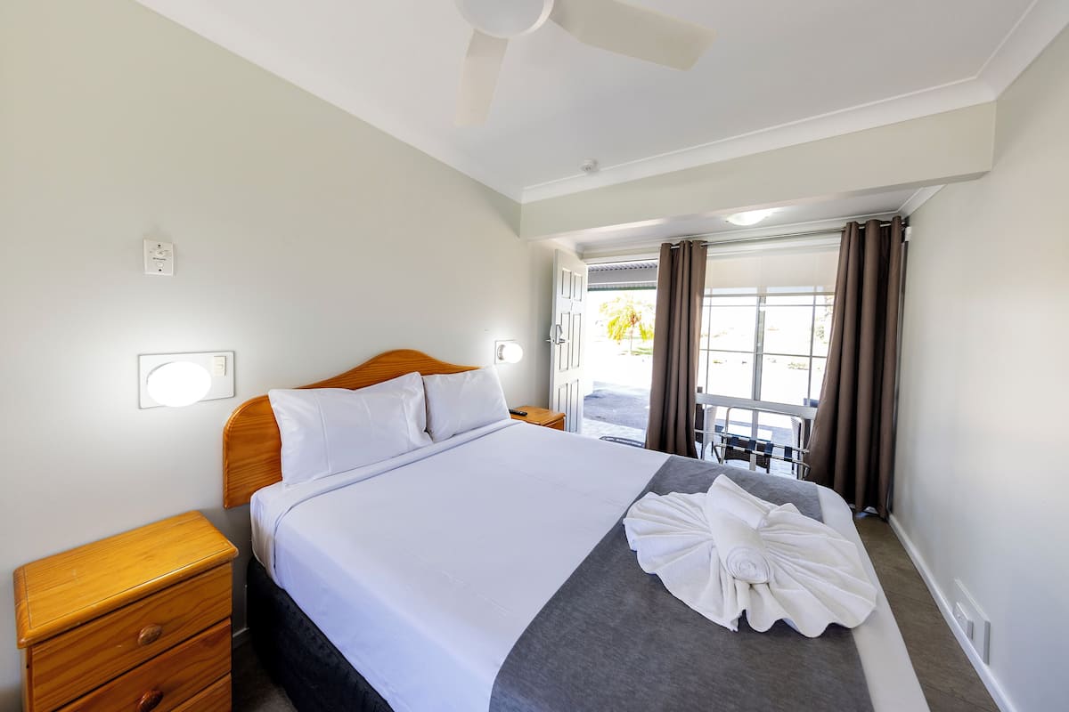 Pet Friendly Queen Room (1 pet only)