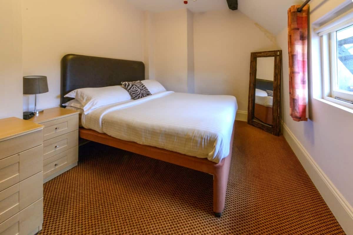Deluxe tweepersoonskamer, 1 tweepersoonsbed | Een bureau, een strijkplank/strijkijzer, gratis wifi, beddengoed