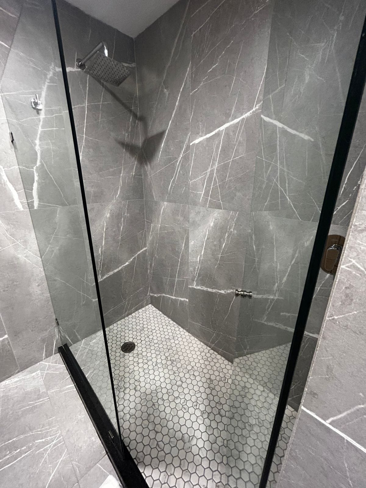 Shower, rainfall showerhead, free toiletries, hair dryer