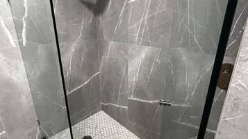 Shower, rainfall showerhead, free toiletries, hair dryer