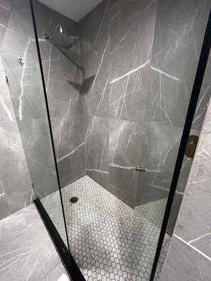 Shower, rainfall showerhead, free toiletries, hair dryer - Hotel Portobelo (Guadalajara)