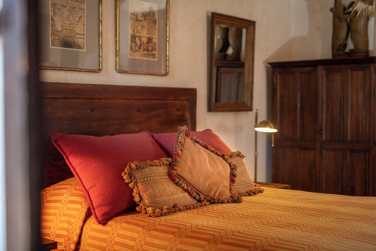 Standardzimmer, 1 Queen-Bett, Gartenblick | Daunenbettdecken, Zimmersafe, individuell dekoriert