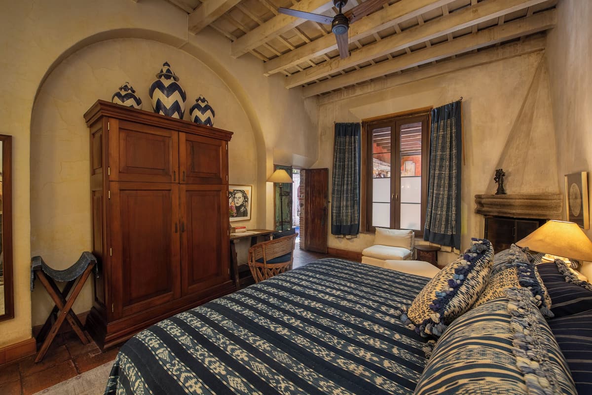 Junior-Suite, 1 King-Bett, Nichtraucher, Kamin | Daunenbettdecken, Zimmersafe, individuell dekoriert