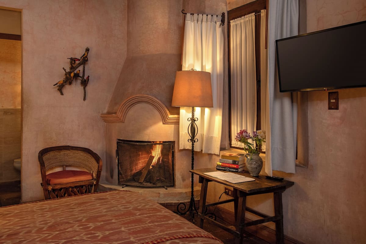 Deluxe-Zimmer, 1 King-Bett, Kamin | Daunenbettdecken, Zimmersafe, individuell dekoriert