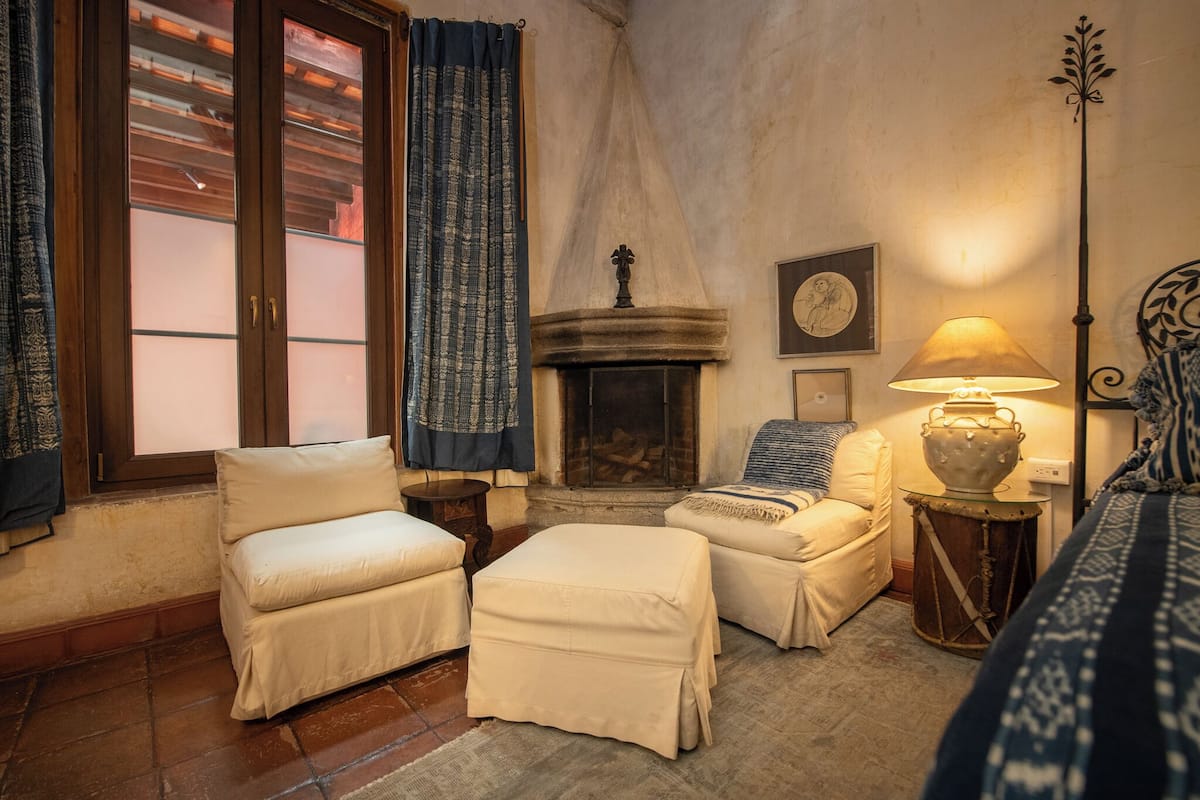 Junior-Suite, 1 King-Bett, Nichtraucher, Kamin | Daunenbettdecken, Zimmersafe, individuell dekoriert