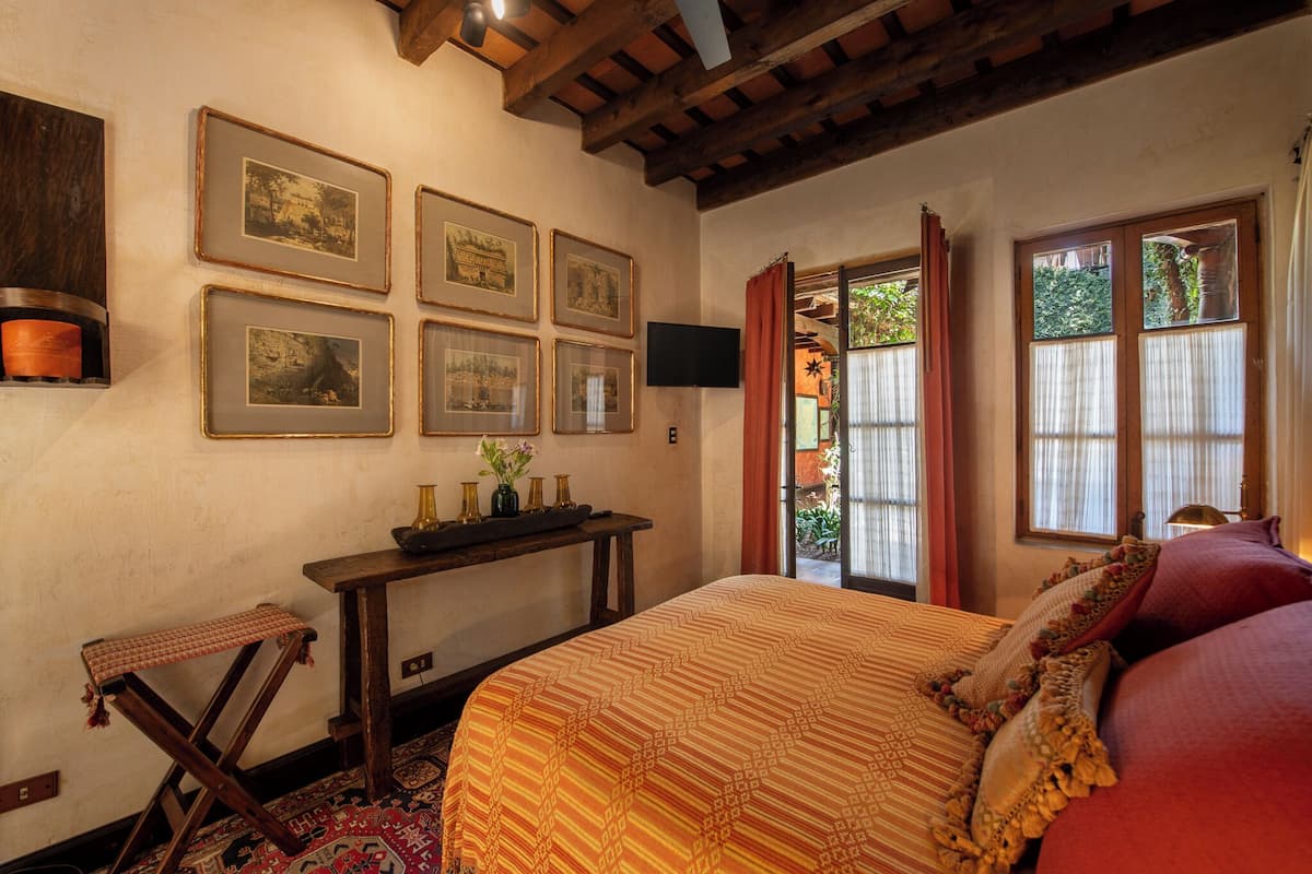 Standardzimmer, 1 Queen-Bett, Gartenblick | Daunenbettdecken, Zimmersafe, individuell dekoriert