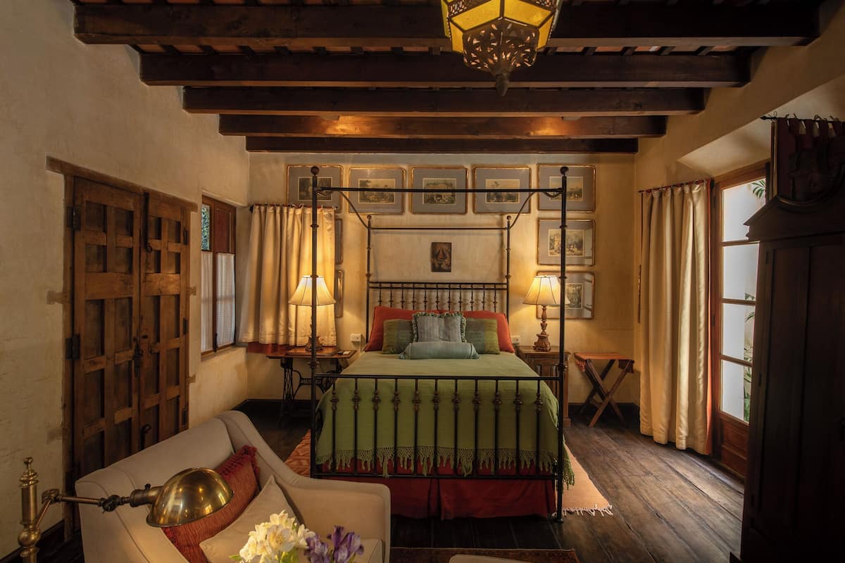 Suite, 1 Queen-Bett, Kamin | Daunenbettdecken, Zimmersafe, individuell dekoriert