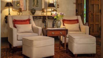 Suite, 1 Tempat Tidur Queen, perapian | Area keluarga | Smart TV